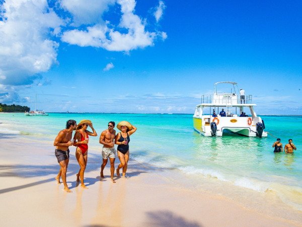 Ocean Runners — Catamaran + Snorkeling + Natural Pool