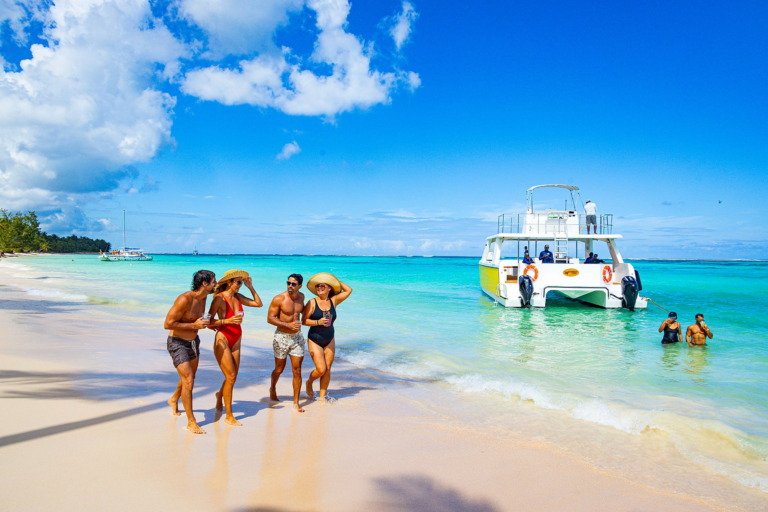 Ocean Runners — Catamaran + Snorkeling + Natural Pool