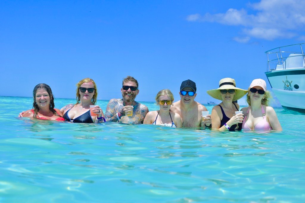 Viajeros relajándose en cubierta durante el recorrido en barco a Isla Saona