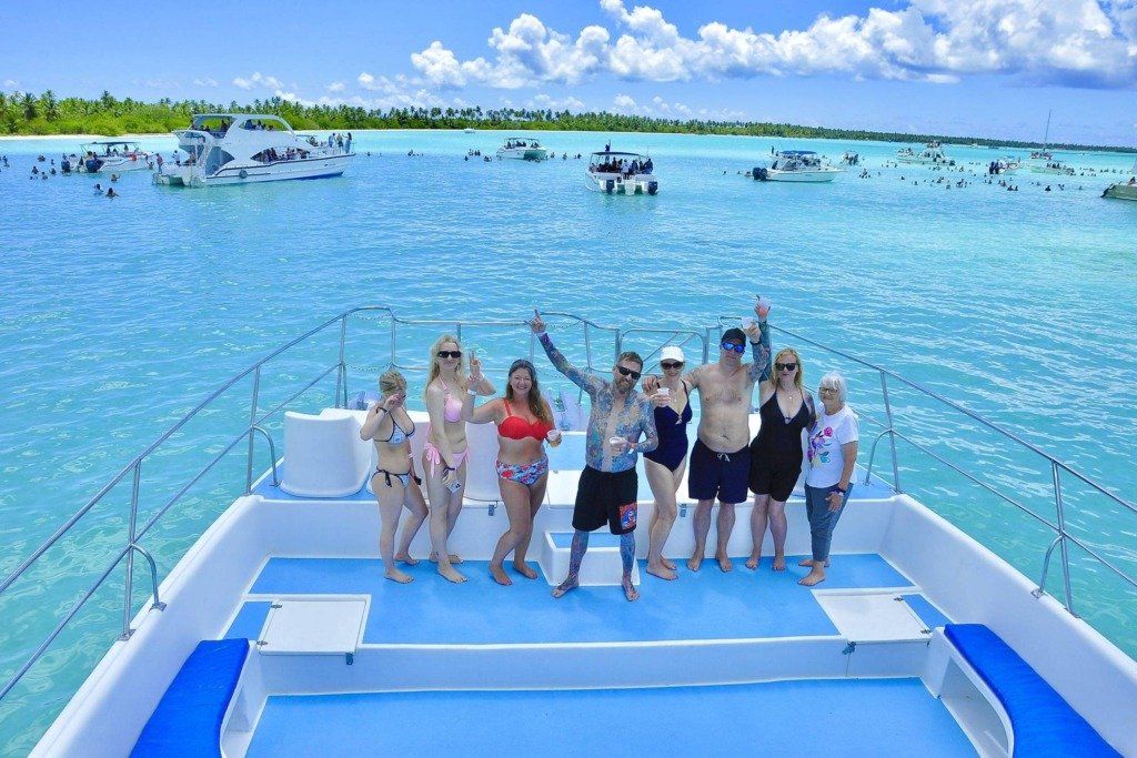 Viajeros posando juntos en un barco cerca de Isla Saona