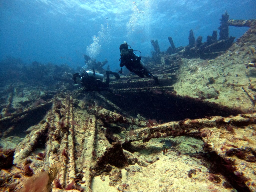 Buceador descendiendo hacia el arrecife cerca de Bayahibe
