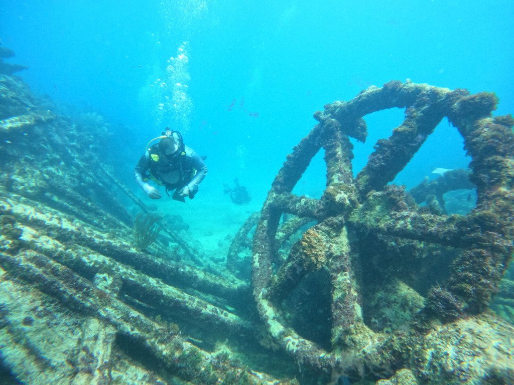 Buceador explorando un naufragio cerca de Bayahibe